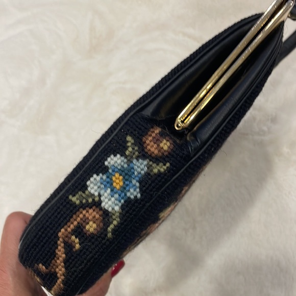 Large Vintage Embroidered Hand Bag With Kisslock - Picture 4 of 9